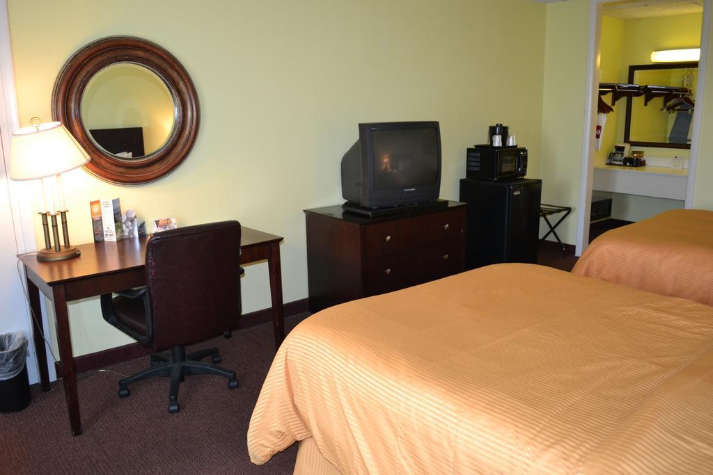 Clarion Inn Brunswick Bagian luar foto