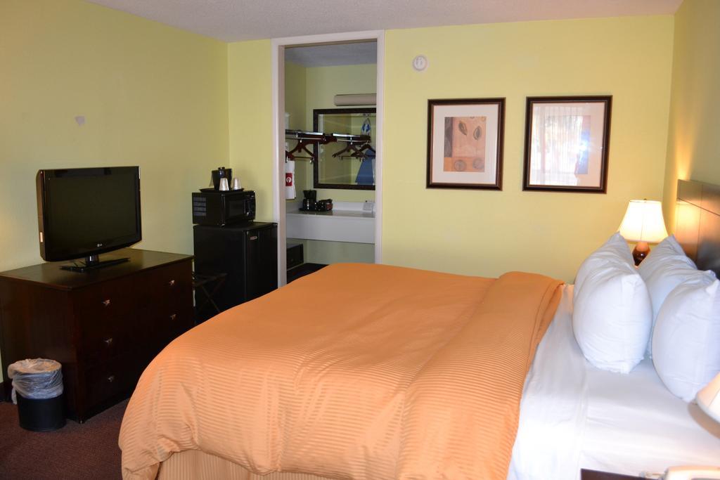 Clarion Inn Brunswick Bagian luar foto