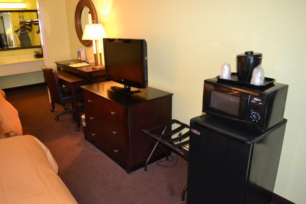Clarion Inn Brunswick Ruang foto