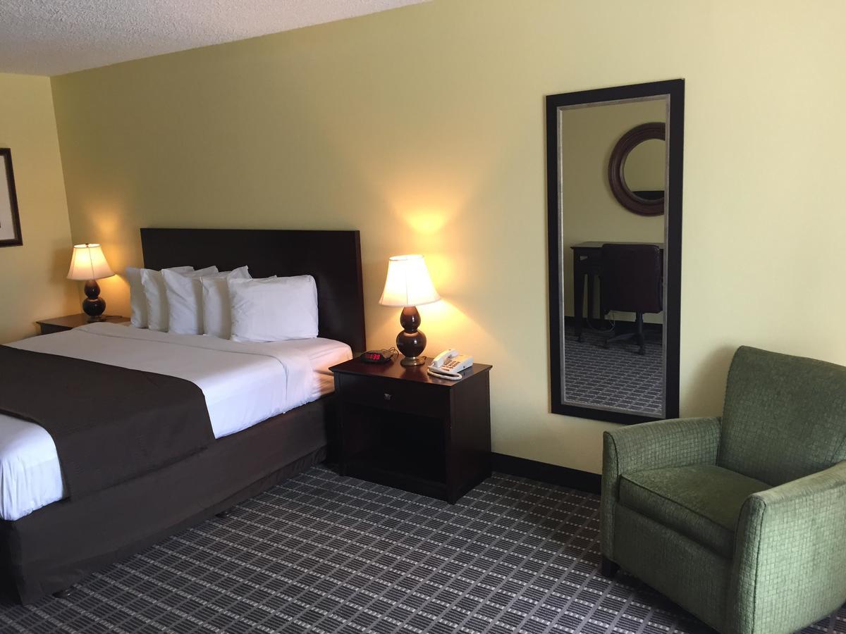 Clarion Inn Brunswick Bagian luar foto