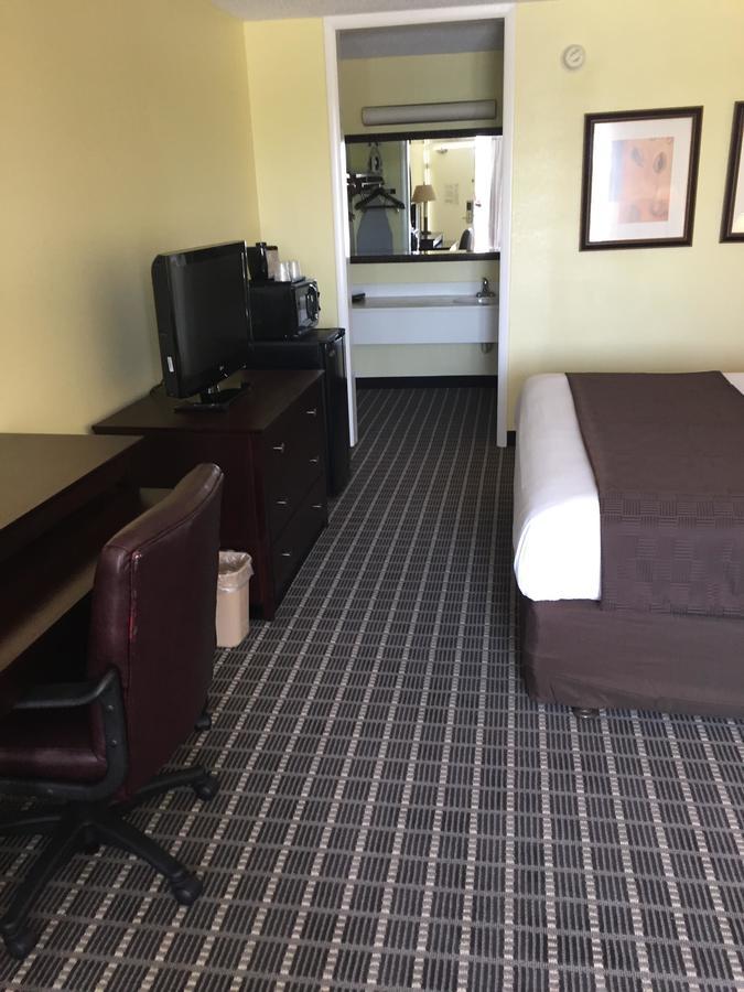 Clarion Inn Brunswick Bagian luar foto