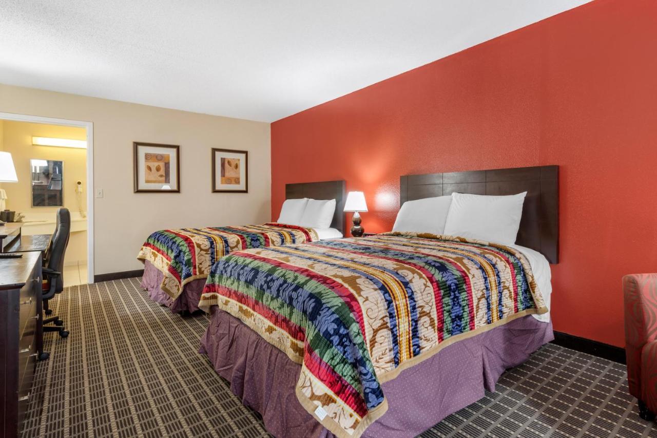 Clarion Inn Brunswick Bagian luar foto