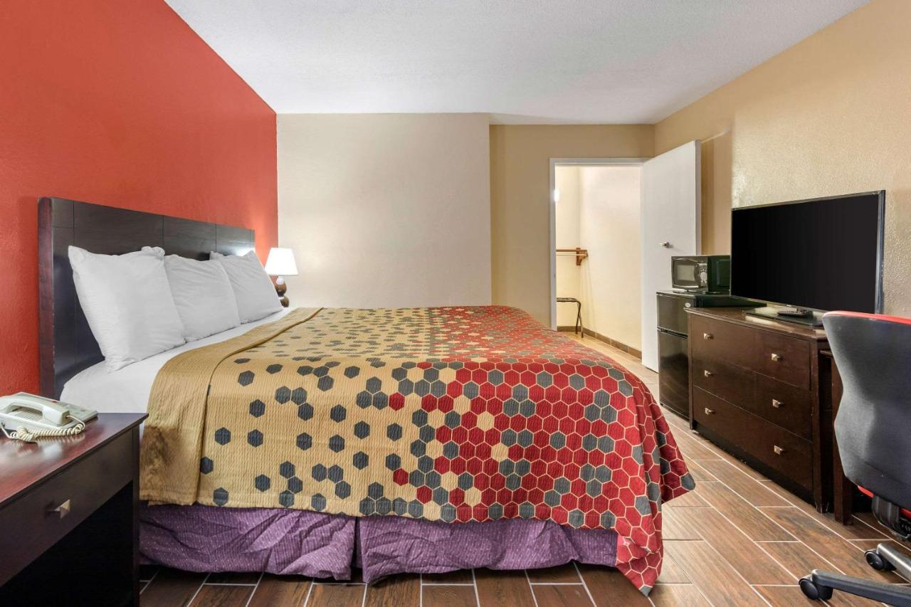 Clarion Inn Brunswick Bagian luar foto