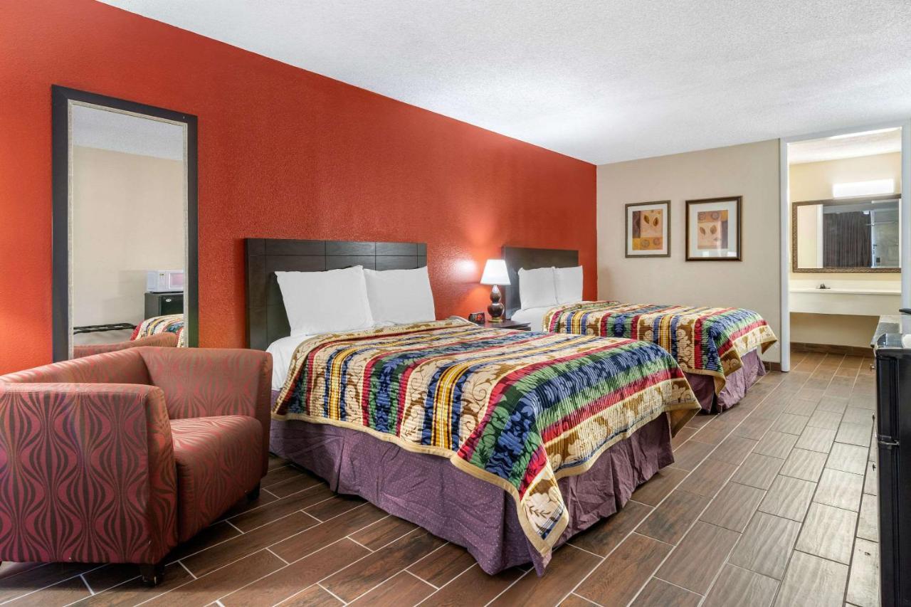 Clarion Inn Brunswick Bagian luar foto